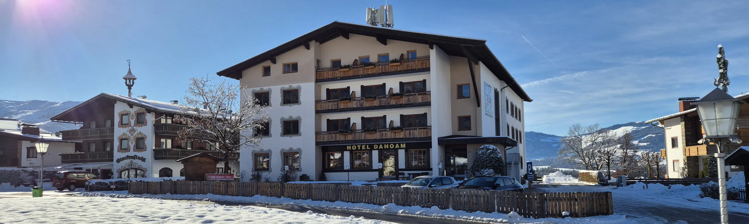 Fassade eines Gebäudes im Winter mit Schnee und klarer Himmel