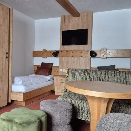 Modernes 4-Bettzimmer mit Holzinterieur und Fernseher