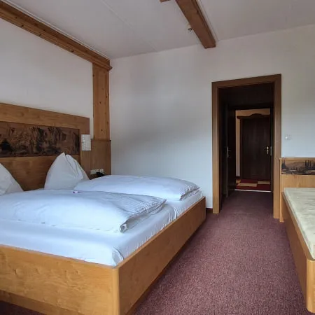 Doppelzimmer mit zwei Betten und Sofa