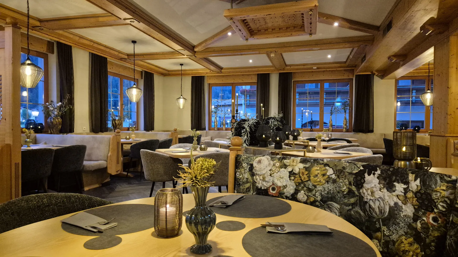 Elegant restaurant met houten decor en verfijnde tafelindeling