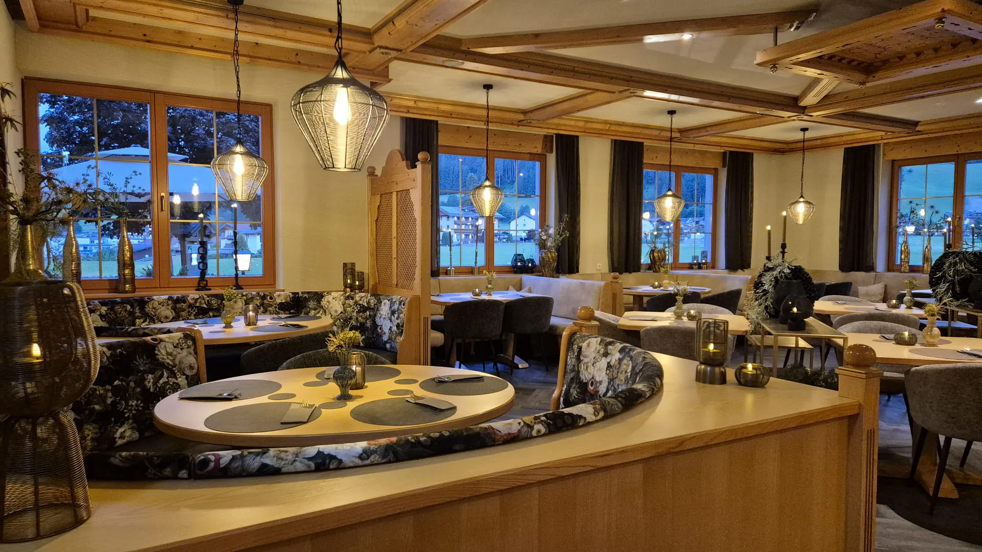 Elegant restaurant met houten decor en stijlvolle meubels