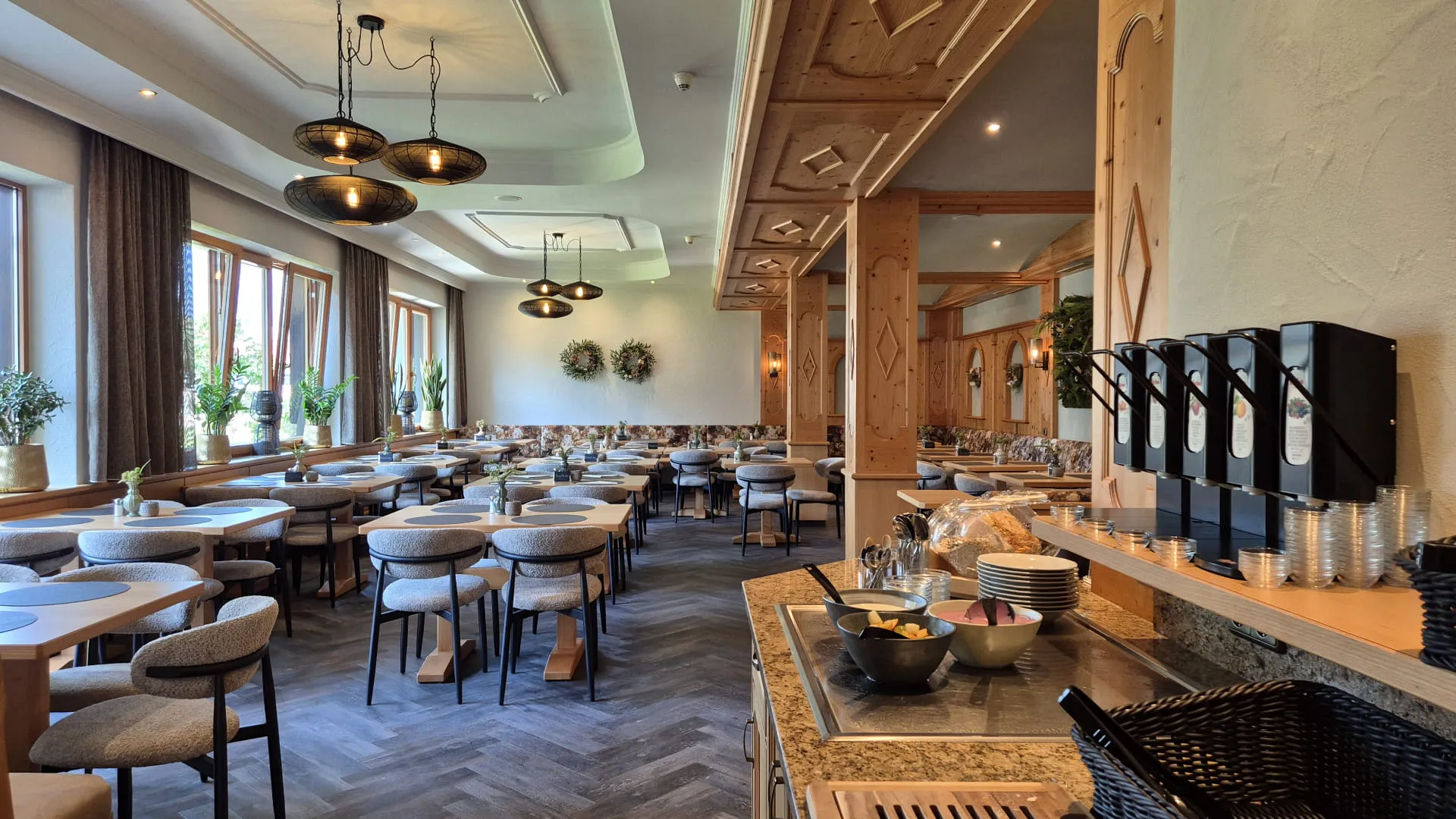 Moderne inrichting van een eetzaal met tafels en stoelen