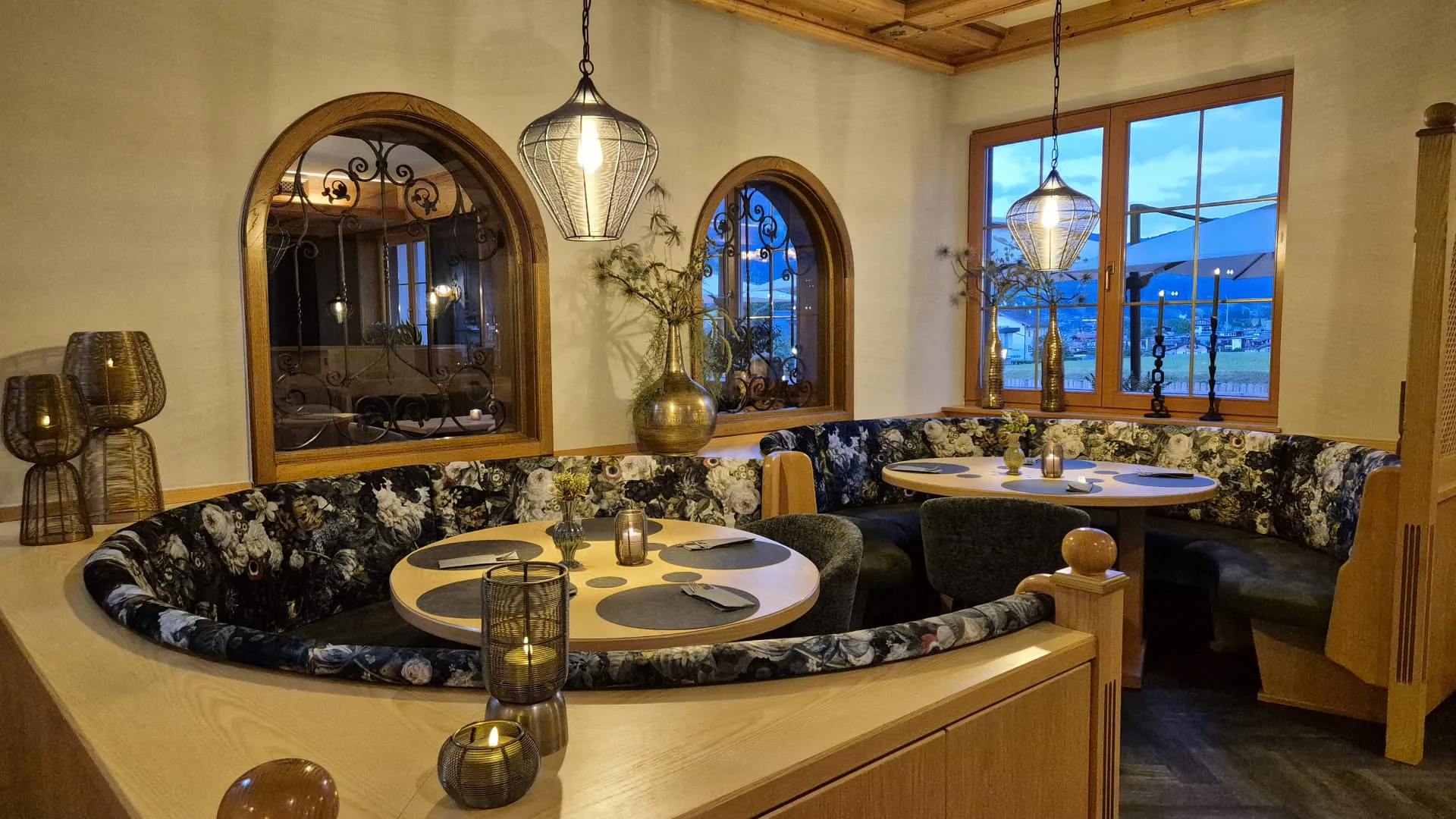 Elegant restaurant met gezellige zitgedeeltes en ramen