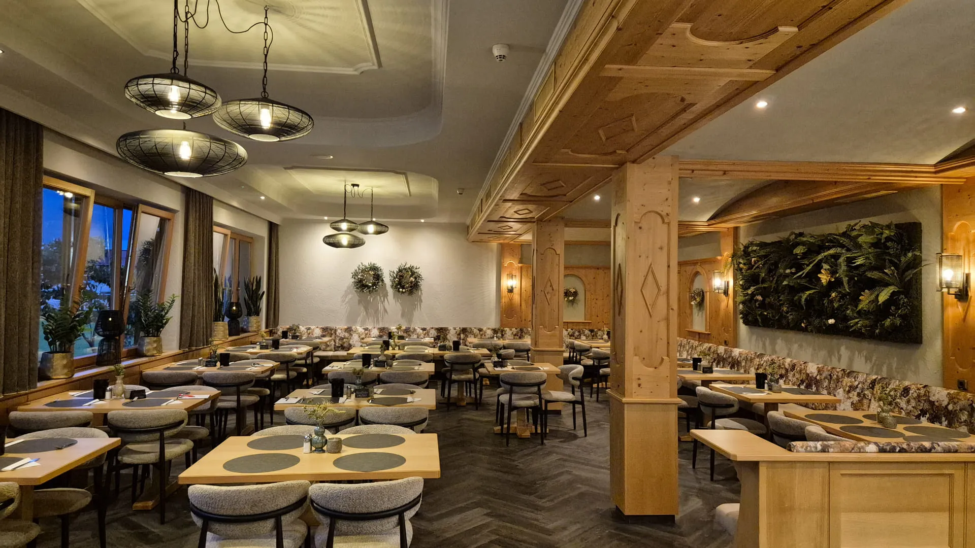 Heldere eetzaal met houten decor en veel tafels