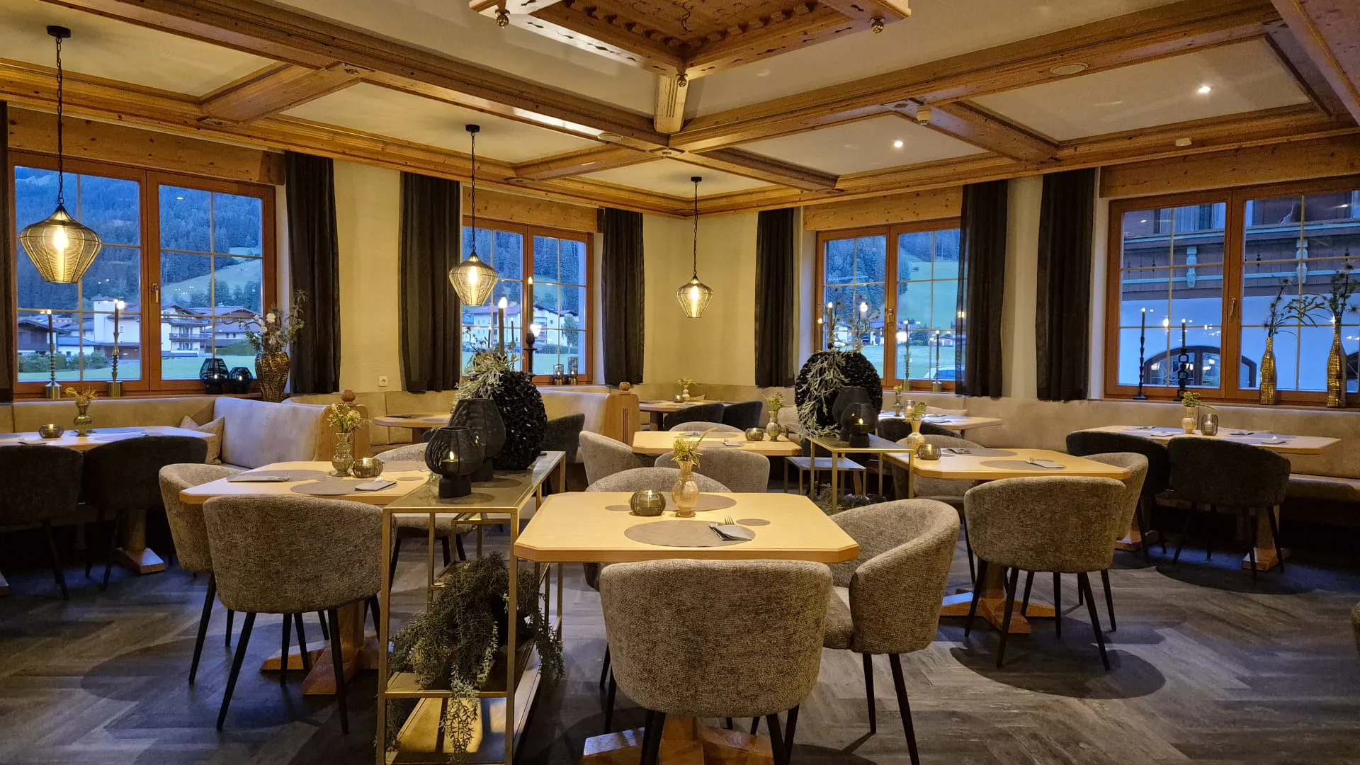 Elegante restaurant met gezellige zitplaatsen en grote ramen