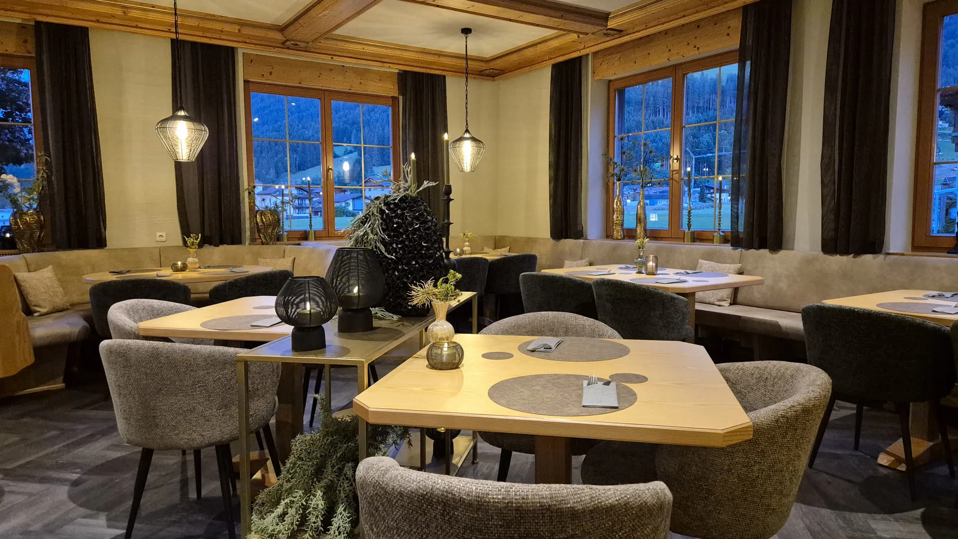 Gezellig restaurant met houten meubels en grote ramen.