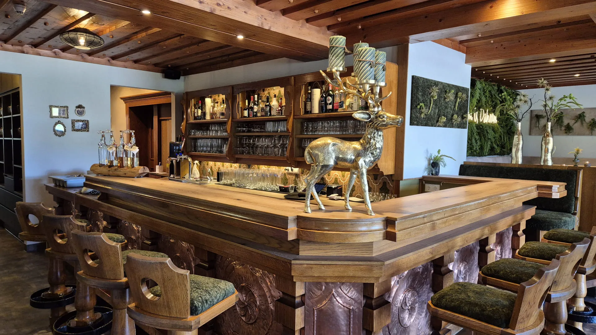 Houten bar met gouden versieringen en stoelen