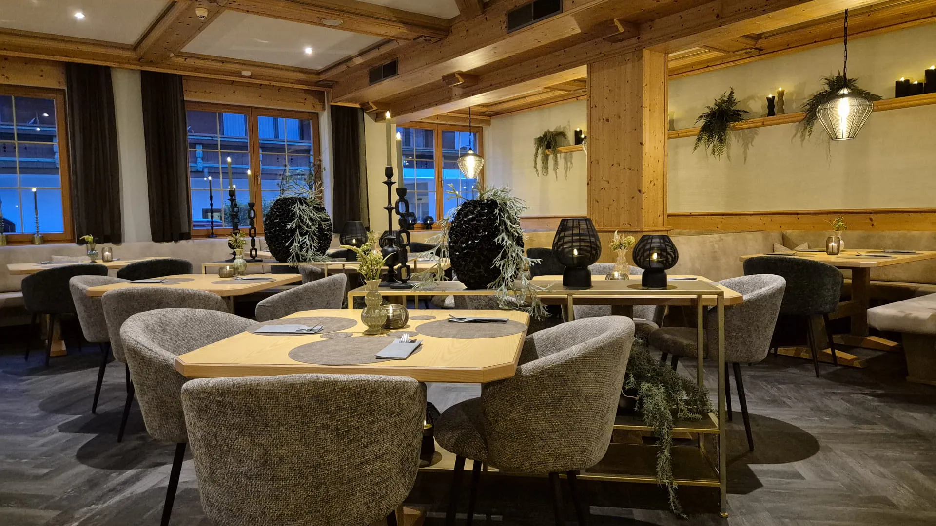 Gezellig restaurantinterieur met houten decor en zitplaatsen