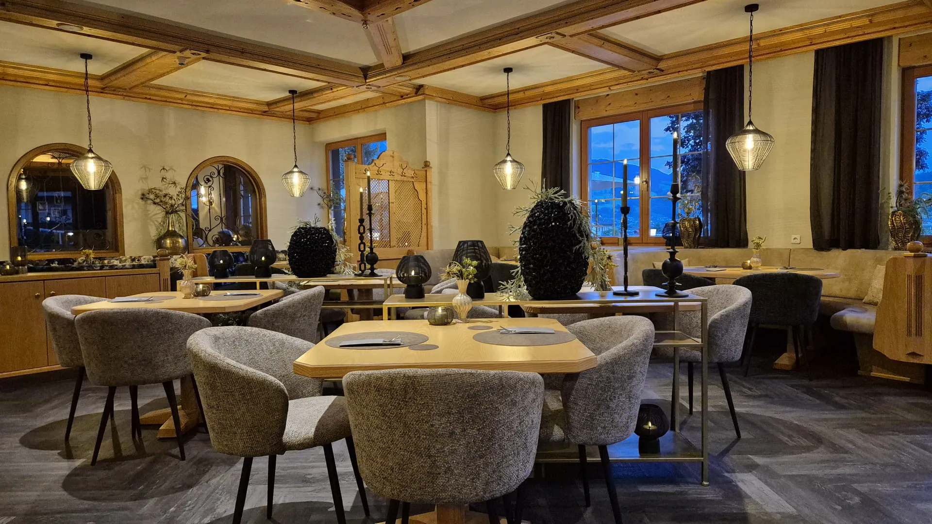 Elegant restaurantinterieur met tafels en moderne inrichting