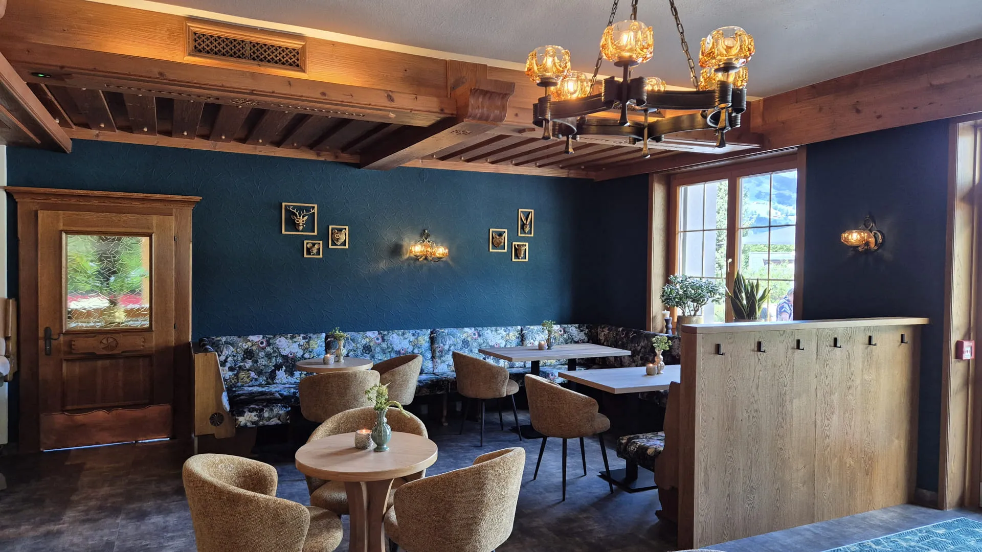 Interieur van een bar met houten decor en zitruimtes