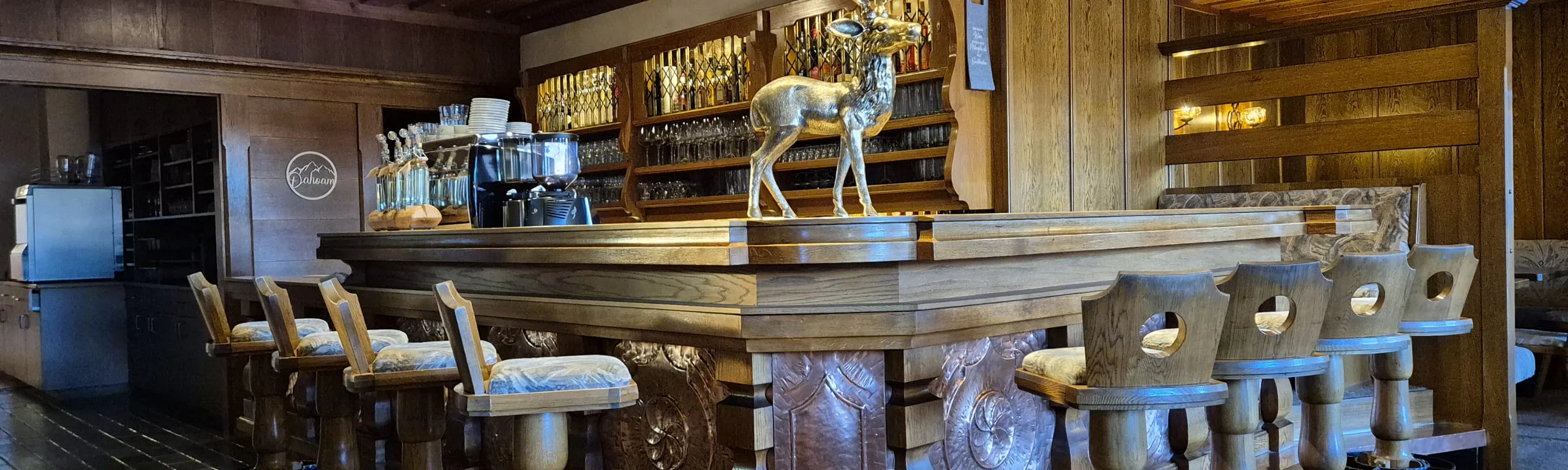 Inneneinrichtung einer Bar mit Holzdekor und einer Statue eines Tieres