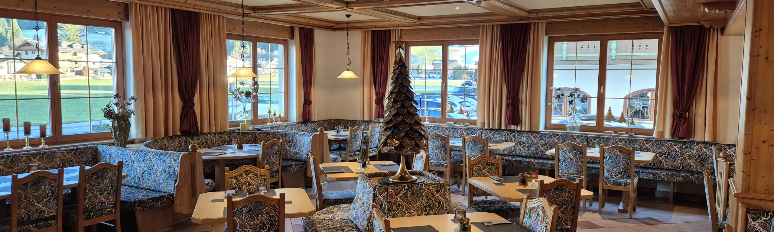 Innenansicht eines Restaurants mit Holzdekor und gedeckten Tischen