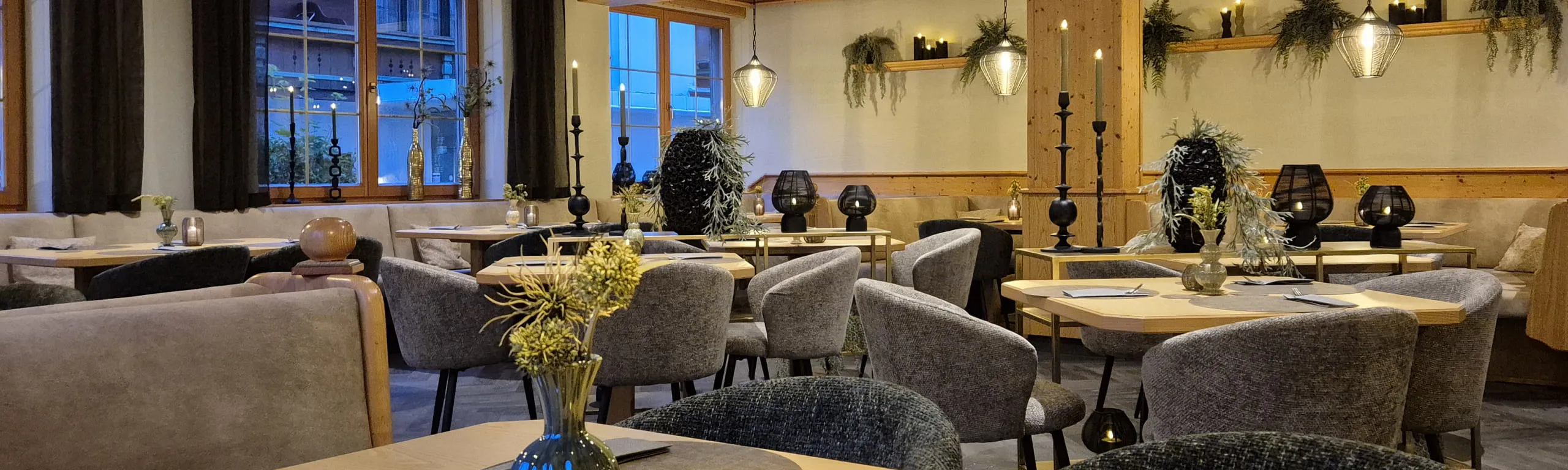 Stijlvol restaurant met elegante meubels en tafelsettings