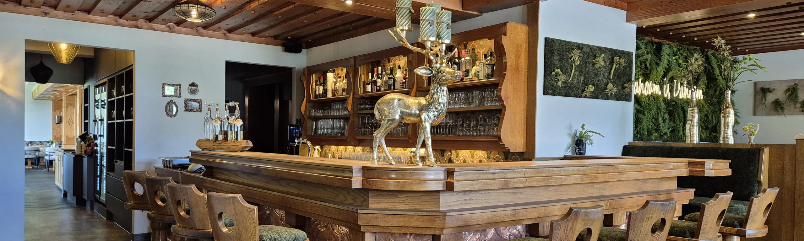 Houten bar met sculptuur in een modern restaurant