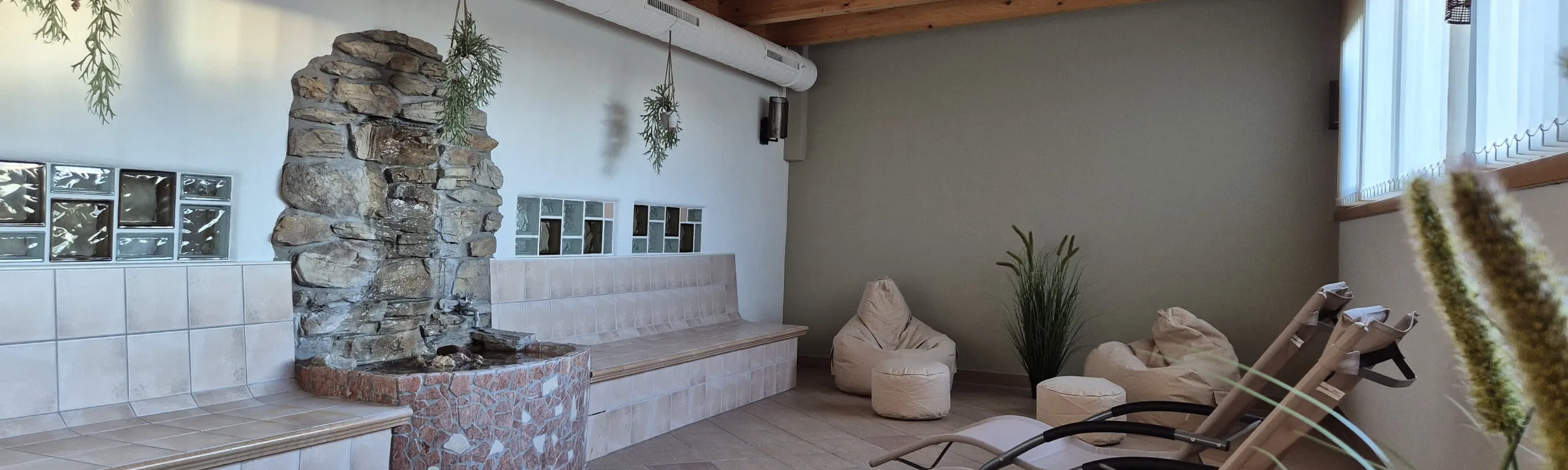 Interieur van een saunalandschap met stenen muur en ontspanningsruimtes