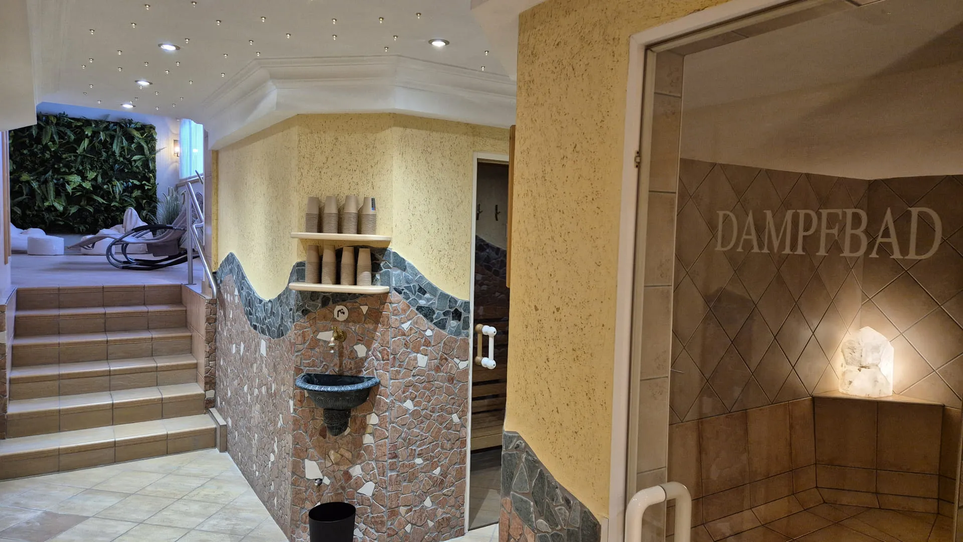 Innenansicht einer Saunalandschaft mit Dampfbad.