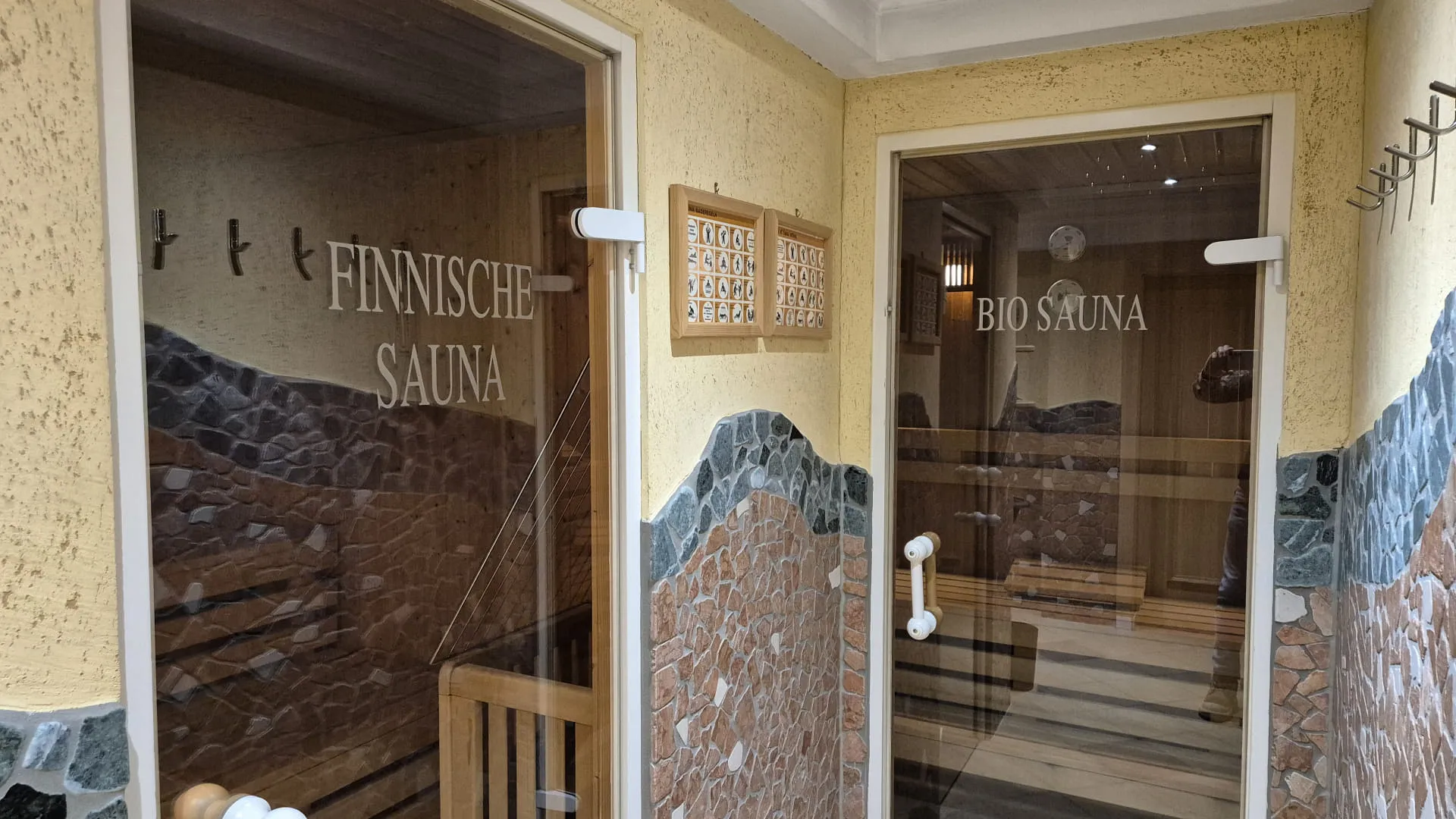 Eingänge zu einer finnischen und einer Bio-Sauna