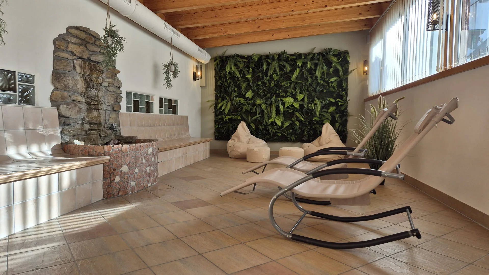 Entspannungslounge mit Steinmauer und grüner Pflanze