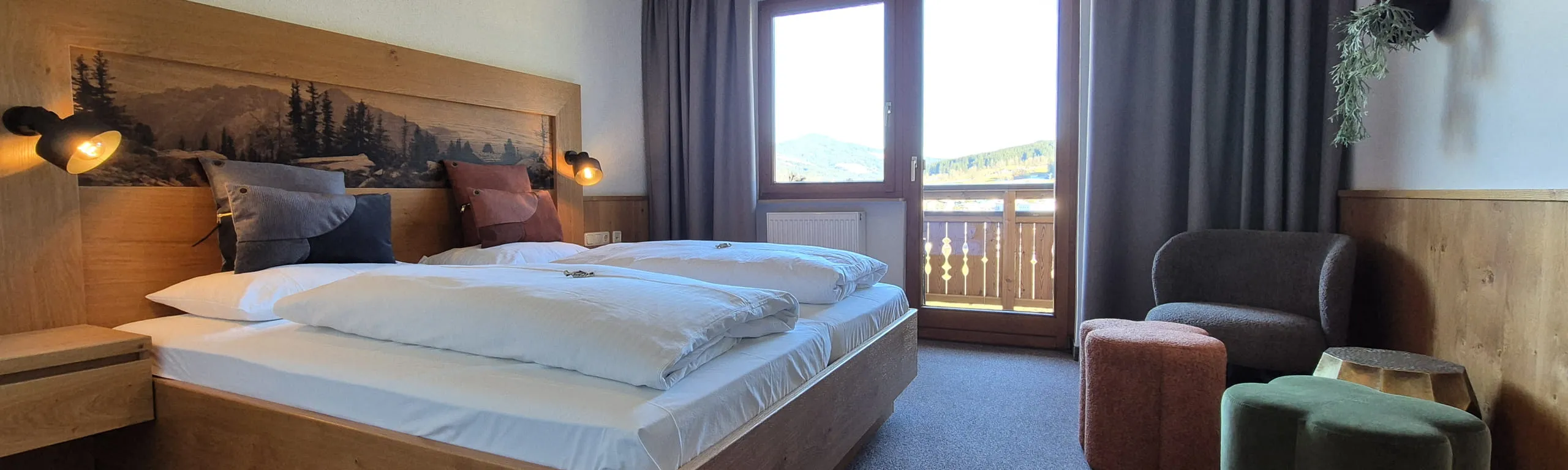 Gezellige slaapkamer met houten decor en uitzicht op het balkon.