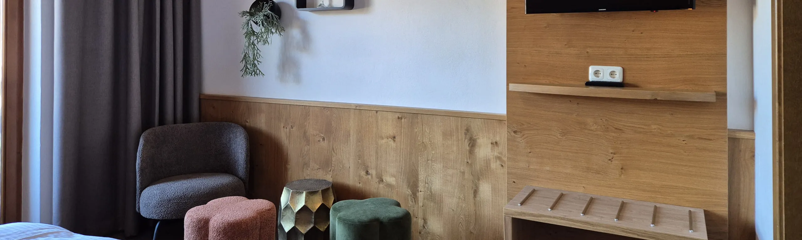 Moderne kamerzicht met stoel, krukken en wandtelevisie