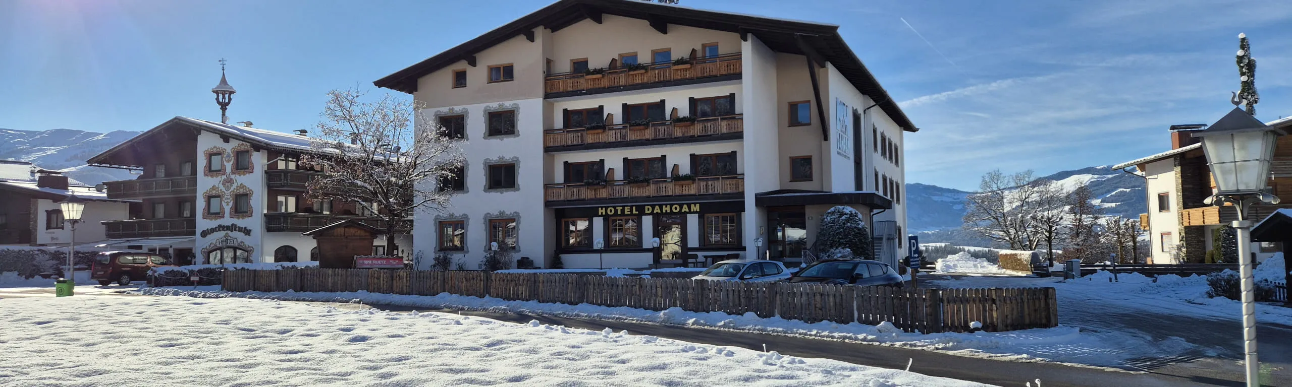 Winterse view van een huis met sneeuw en omliggende gebouwen.