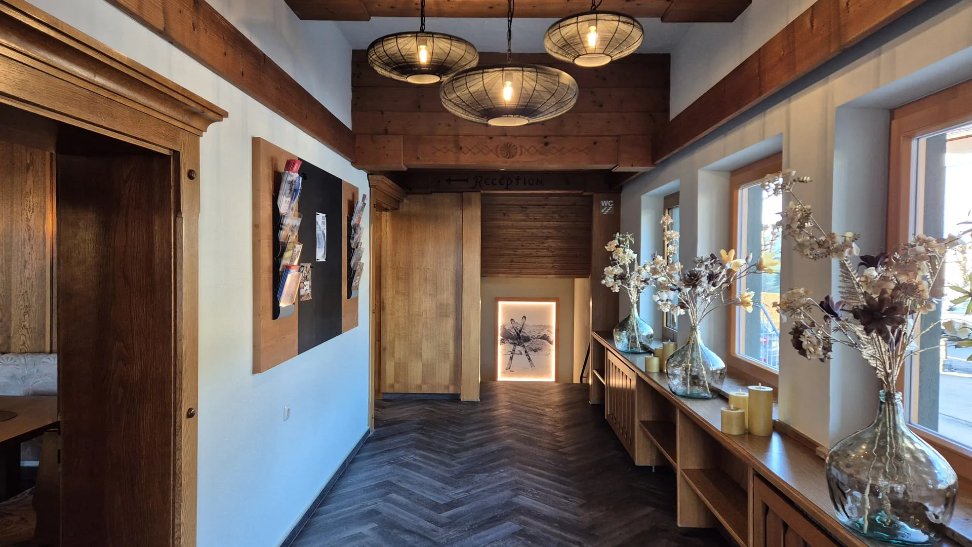 Interieur met houten balken, hanglampen en decoratieve vazen