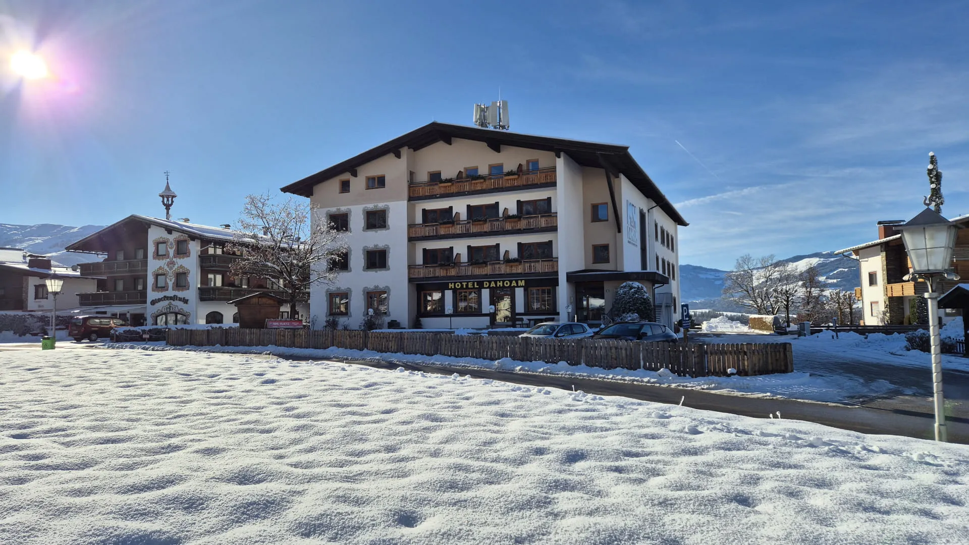 Winterzicht op een huis met sneeuw en een heldere lucht.