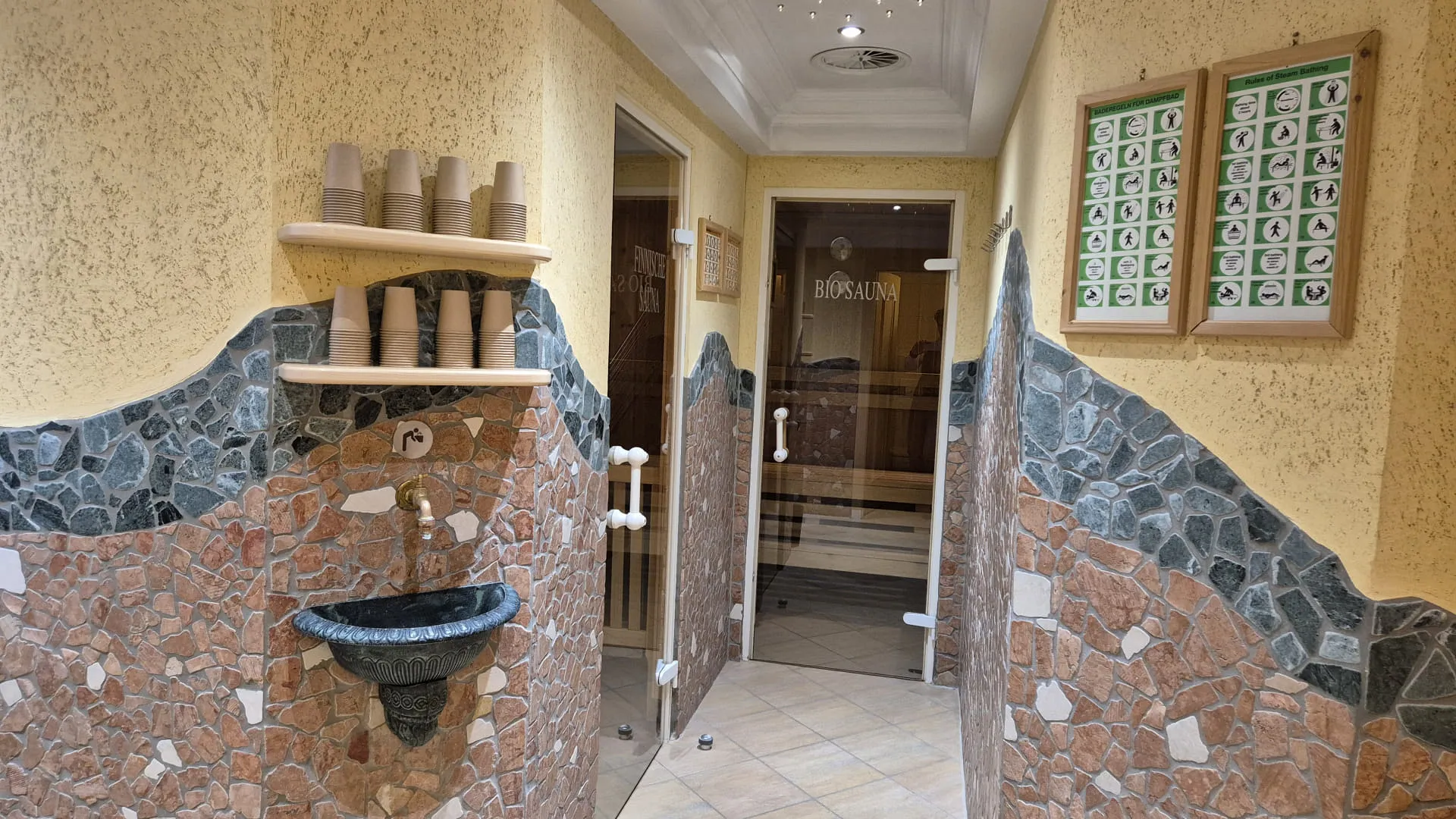 Saunalandschap met decoratieve muren en toegang tot sauna's