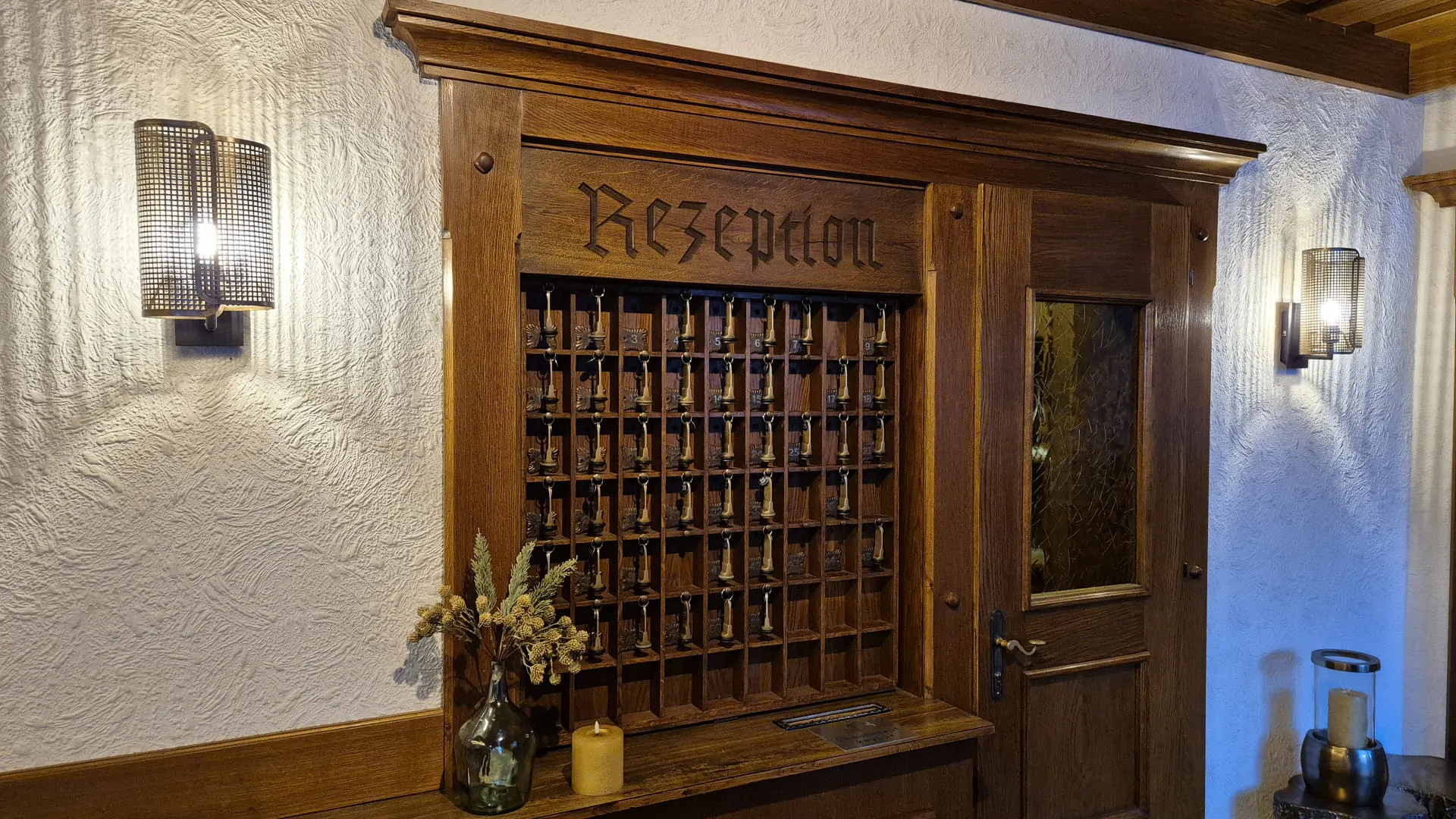 Houten receptiebureau met het woord 'Receptie' in een gezellige omgeving