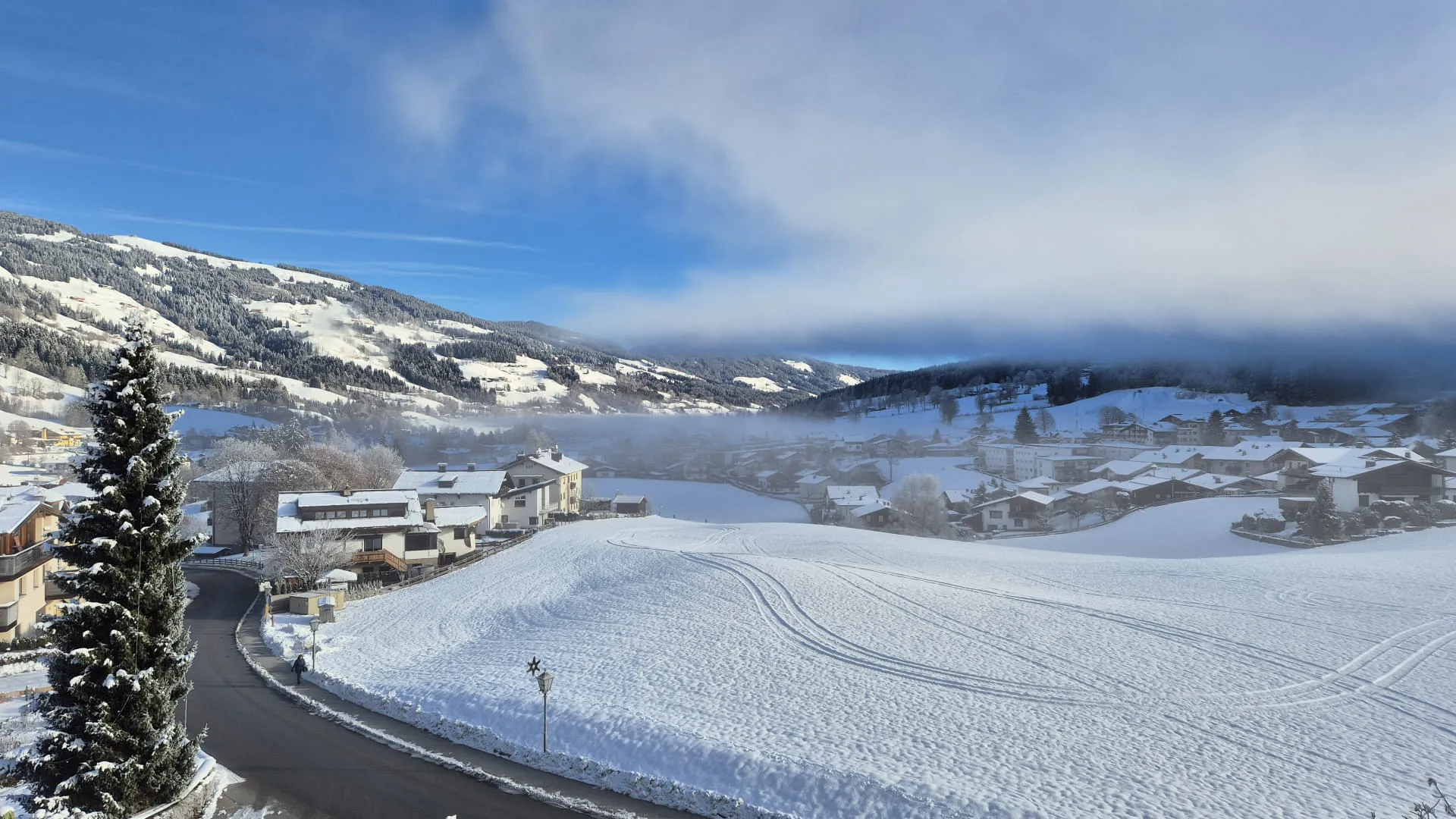 Winterlandschap met met sneeuw bedekte heuvels en huizen