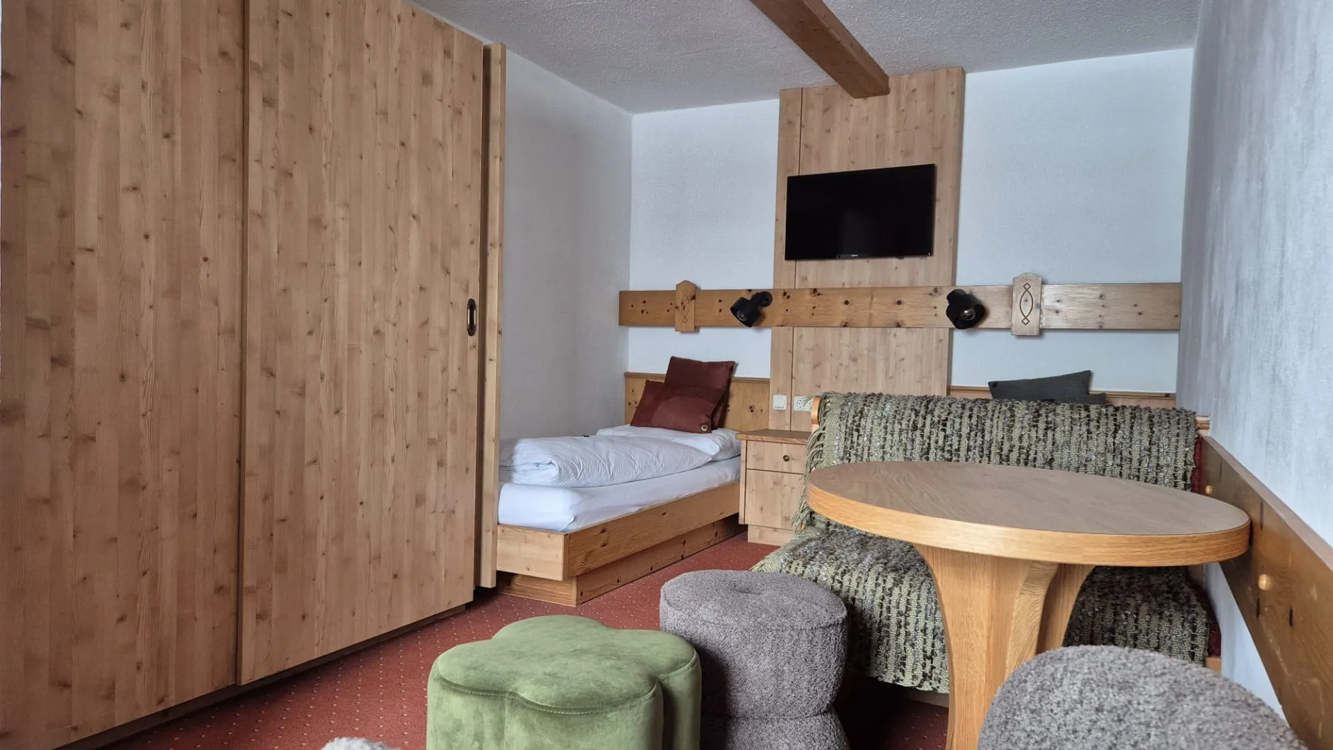 Houten kamer met een bed, tafel en stoelen