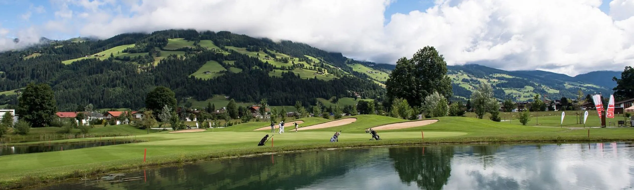 Golfplatz in Westendorf mit Hügeln und Wasserfläche
